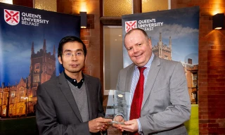 Giáo sư Dương Quang Trung (trái) trong một lần được vinh danh