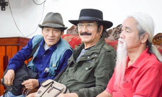 Từ trái qua: Nghệ sĩ nhiếp ảnh Trần Định, nhạc sĩ Nguyễn Cường, nhà phê bình Phạm Xuân Nguyên tham gia chương trình 40 chiến tranh biên giới cùng nhà thơ Nguyễn Duy Ảnh: A.T