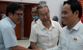 Phó Bí thư Thành ủy Trần Lưu Quang (phải) tiếp xúc cử tri chiều 20/11