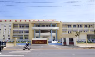 Trung tâm Y tế huyện Mang Thít “phơi nắng” sau 6 tháng khánh thành (ảnh lớn); Công trình bị sụt lún, nứt nẻ (ảnh nhỏ)Ảnh: Nhật Huy