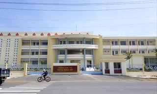 Trung tâm Y tế huyện Mang Thít “phơi nắng” sau 6 tháng khánh thành (ảnh lớn); Công trình bị sụt lún, nứt nẻ (ảnh nhỏ)Ảnh: Nhật Huy