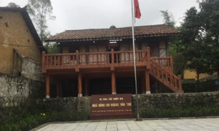 Bê tống hóa mặt tiền ngôi nhà sàn nom rất phản cảm 