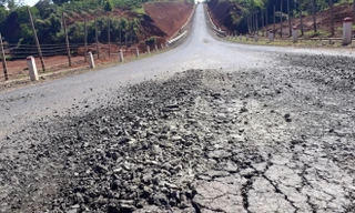 Mặt đường 95 tỷ tại Gia Lai bị bong tróc, lớp nhựa mặt đường không kết dính, vỡ vụn như cát