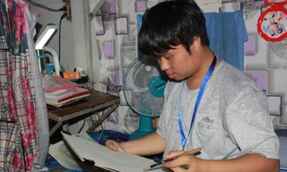 Nguyễn Hoàng Phúc vẫn đang vượt qua mọi trở ngại của bản thân để có kết quả học tập tốt Ảnh: NGÔ TÙNG 