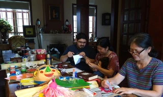 Cảnh làm đèn trung thu ở gia đình nhà văn Nguyễn Quang Thiều 