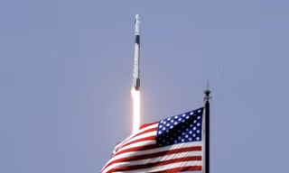 Tên lửa Falcon của SpaceX bay lên hôm 30/5ảnh: AP