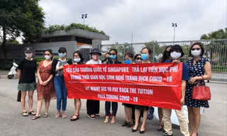 Phụ huynh căng băng rôn phản đối chính sách học phí Trường Quốc tế Singapore (Hà Nội) 