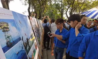 Triển lãm ảnh nghệ thuật "Biển đảo, quê hương ở Huế" Ảnh: PV