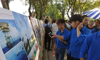 Triển lãm ảnh nghệ thuật "Biển đảo, quê hương ở Huế" Ảnh: PV