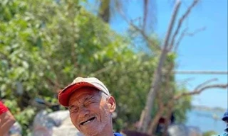 Người dân xã đảo phấn khởi khi có nước sạch để dùng Ảnh: Hoài Văn