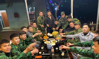 Phút đón giao thừa trên đỉnh chốt 05-06. Ảnh: Duy Chiến