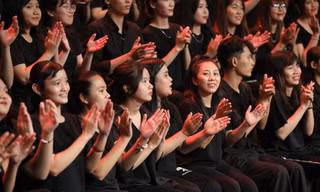 Vỗ tay, cổ động thuê luôn có sức hút với các bạn trẻ khi chọn việc làm thêm Ảnh: U.P