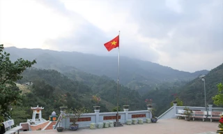 Cờ Tổ quốc bay trên Đài hương 468, phía xa xa là cao điểm 1509. Ảnh: Trường Phong Ảnh: Trường Phong 