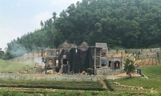 Quần thể biệt thự nghỉ dưỡng “khủng” tại xã Minh Trí vẫn đang được gấp rút hoàn thiện.