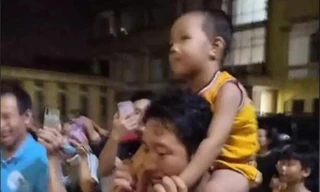 Hai cha con bước ra từ trụ sở công an tỉnh Bắc Ninh trong tiếng hò reo của mọi người ảnh: FB Báo Bắc Ninh