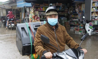 Hàng ngày hình ảnh ông Vàng Lộc đi tuyên truyền phòng chống dịch đã trở nên quen thuộc của người dân