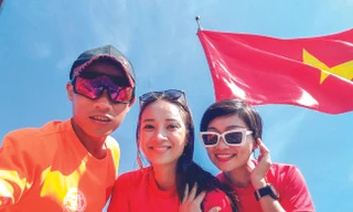 MC Liên Phạm (tóc ngắn) tranh thủ chụp ảnh với lá cờ Tổ Quốc trước khi làm lễ Thượng Cờ