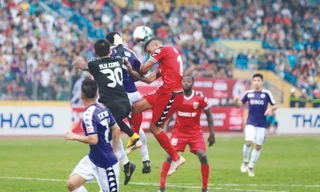 Pha tranh chấp bóng trên không trong trận tranh Siêu cúp 2018 giữa hai đội CLB Hà Nội và CLB Becamex Bình Dương 