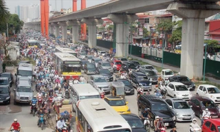 Với 80% người dân sử dụng xe máy, trong khi VTCC mới đáp ứng được khoảng 12%, dư luận đang đặt câu hỏi: “Cấm xe máy, người dân đi lại bằng gì?” Ảnh: Anh Trọng