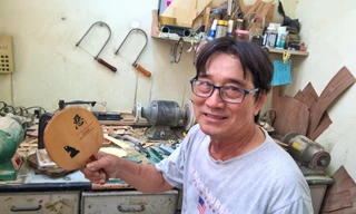 Bác Hùng và cốt vợt do bác sản xuất có đề chữ “Nhẫn”. Ảnh: TRẦN NGUYÊN ANH 