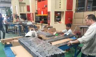 Vừa gắng gượng vực dậy sau COVID-19, các doanh nghiệp lo ngại khai không chuẩn sẽ bị phạt nặng khi Nghị định 126 có hiệu lực. Ảnh: Tuấn Nguyễn