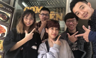 Khánh Linh (đứng giữa) cùng 4 thành viên nhóm Ò-Ó o giành giải Nhì với ứng dụng SECHI