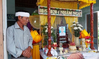 Ông Trần văn Ba thẫn thờ trước sự ra đi của con trai