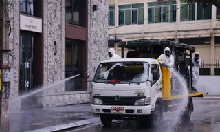 Bộ đội Hóa học phun khử khuẩn khu Trúc Bạch - Ảnh: TTXVN 