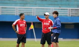 Trợ lý ngôn ngữ Yang Jae-mo (bên phải) trong một buổi tập của CLB TP Hồ Chí Minh ảnh: HỮU PHẠM 