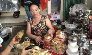 Bánh trung thu “3 không” được quảng cáo “nhà làm” bán tại chợ Hòa Hưng (ảnh chụp trưa 17/8)