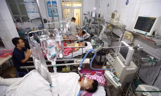 Bệnh nhân cấp cứu trong bệnh viện Việt Đức do tai nạn giao thông dịp nghỉ lễ Ảnh: Huyền Anh