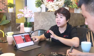 Trần Hạnh Trang giới thiệu về ứng dụng Kuuho đang được cơ quan chức năng TP Đà Nẵng thí điểm triển khai Ảnh: Nguyễn Thành 