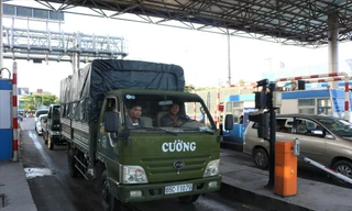 Xe ùn tại trạm để phản đối thu phí Ảnh: Kim Hà