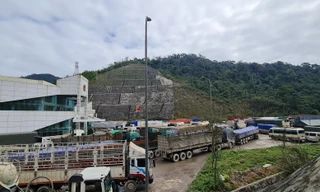 Xe tải, xe container xếp hàng đợi thông quan tại cửa khẩu quốc tế Cầu Treo 