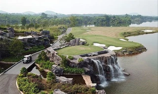 Khu phát bóng hố số 19 được thiết kế trên đỉnh thác nước sẽ là nơi các golfer trải nghiệm thử thách thú vị khi tham dự Tiền Phong Golf Championship 2018 ảnh: MẠNH THẮNG