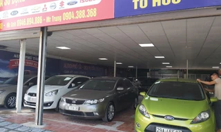 Các gara đầy ắp ô tô cũ