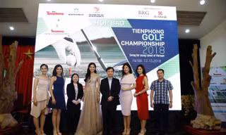 Ðại úy Phạm Văn Dân (bìa phải)​tại cuộc họp báo giới thiệu giải Tiền Phong Golf Championship 2018 