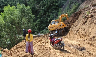 Để rút được tiền lương trong thẻ, cán bộ viên chức, nhân viên ở huyện miền núi Sơn Tây nhiều khi phải vượt qua những con đường thế này Ảnh: Nguyễn Ngọc 