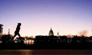 Một phụ nữ chạy bộ qua trụ sở Quốc hội Mỹ Ảnh: Carlos Barria