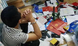 Đối tượng và tang vật một vụ sản xuất chứng chỉ, văn bằng giả do Cơ quan ANĐT - Bộ Công an triệt phá