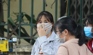 Người đi đường nên chọn mua khẩu trang có khả năng lọc cả bụi mịn và khí gây hại Ảnh: Như Ý