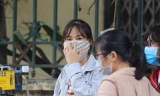 Người đi đường nên chọn mua khẩu trang có khả năng lọc cả bụi mịn và khí gây hại Ảnh: Như Ý