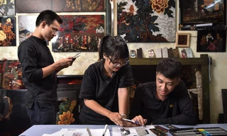 Các bạn trẻ tự tay chế tác sơn mài khi tham gia workshop của La Sonmai Ảnh: DIỆP ANH 