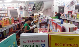 Nhiều phụ huynh lựa chọn SGK luyện giải bài tập cho con. Ảnh: Như Ý.