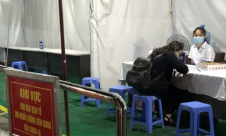 Khai báo dịch tễ trước khi vào Bệnh viện Bưu điện (Hà Nội) Ảnh: Thái An