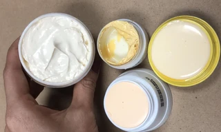 Kem trộn trắng da giá 60.000 đồng/hũ PV báo Tiền Phong mua tại chợ Bình Tây 