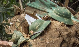 Ba chiếc mũ cối úp trên đống bùn đất gần mép vực Ảnh: VĂN CHƯƠNG