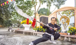 Võ sư Bùi Tá Ngọc biểu diễn võ thuật tại lăng Bùi Tá Hán, một võ tướng lừng danh của Quảng Ngãi thời xưa. Ảnh: Văn Chương