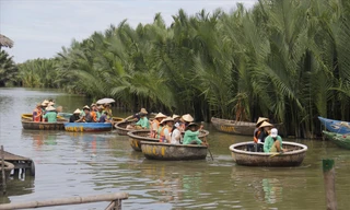 Mỗi ngày rừng dừa Bảy Mẫu đón cả ngàn lượt du khách đến tham quan Ảnh: Thanh Trần 