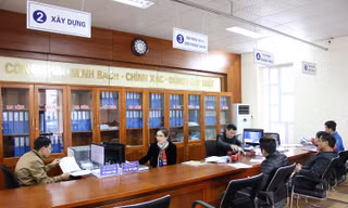 Người dân đến làm thủ tục hành chính tại bộ phận một cửa phường Cao Xanh, thành phố Quảng Ninh Ảnh: PV
